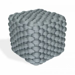 Puff Kubo elaborado com tricô náutico e estrutura de alumínio.